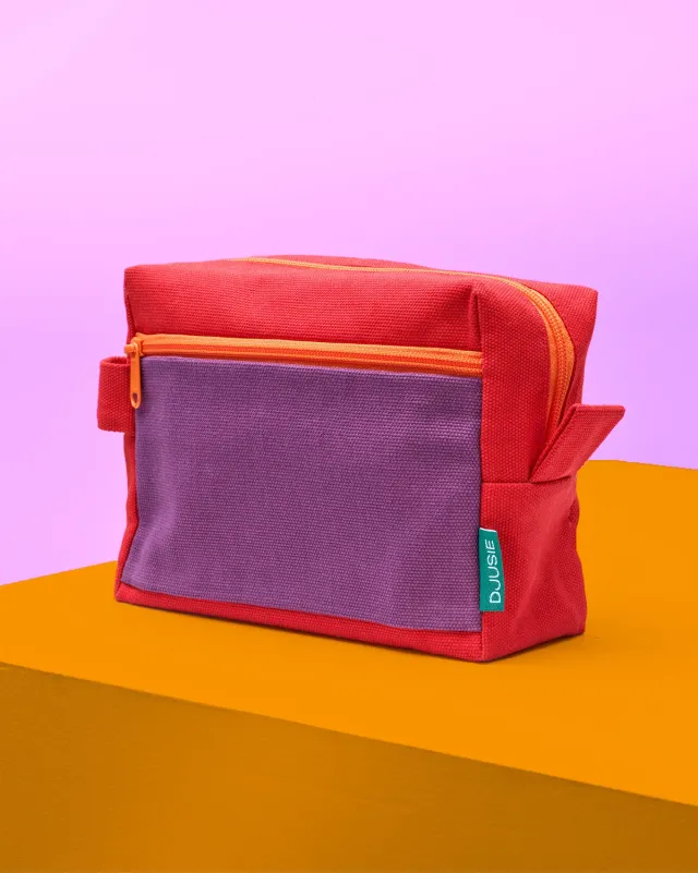 Djusie Self Care Bag toalettmappe rød med lilla lomme