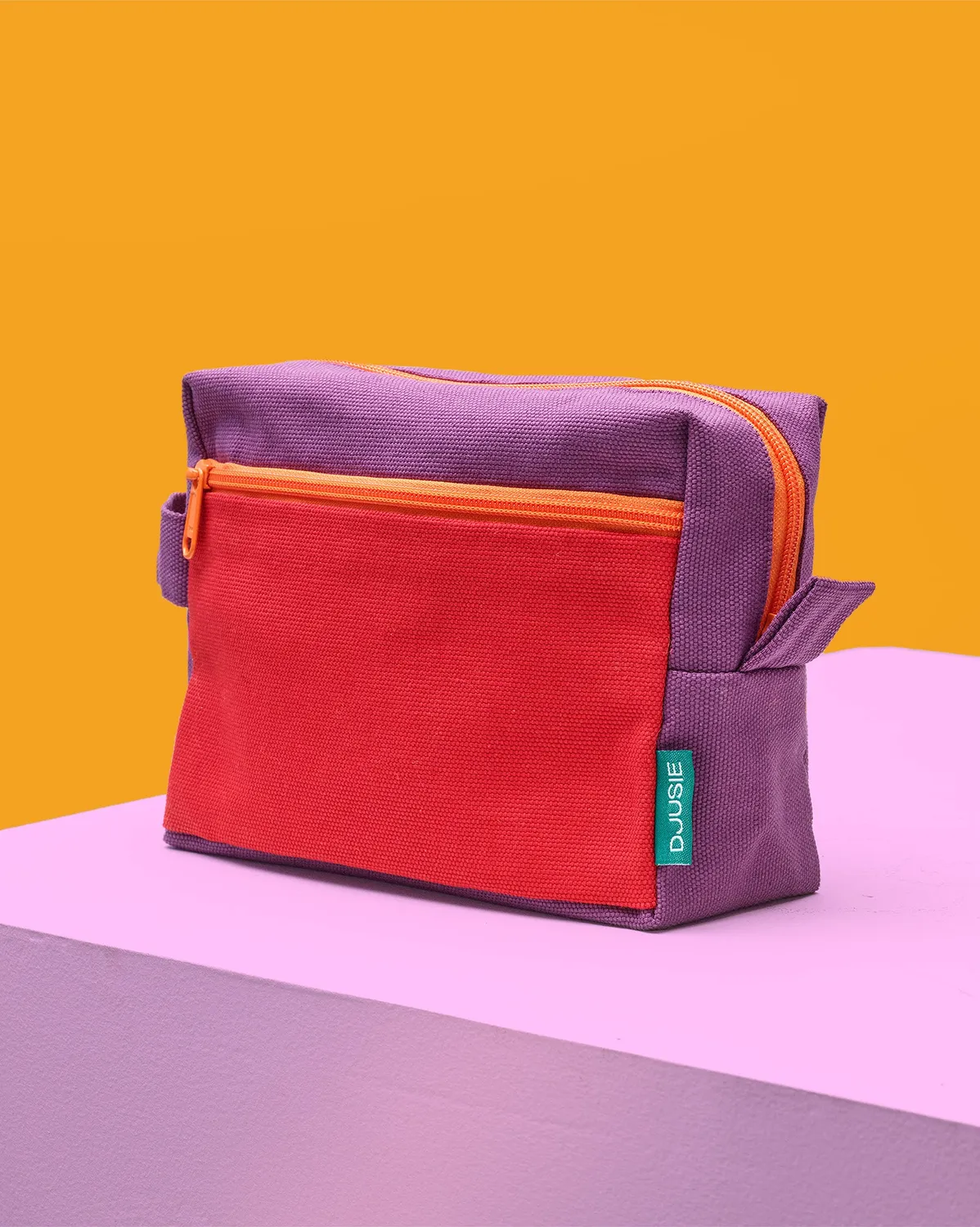 Djusie Self Care Bag toalettmappe rød med lilla lomme